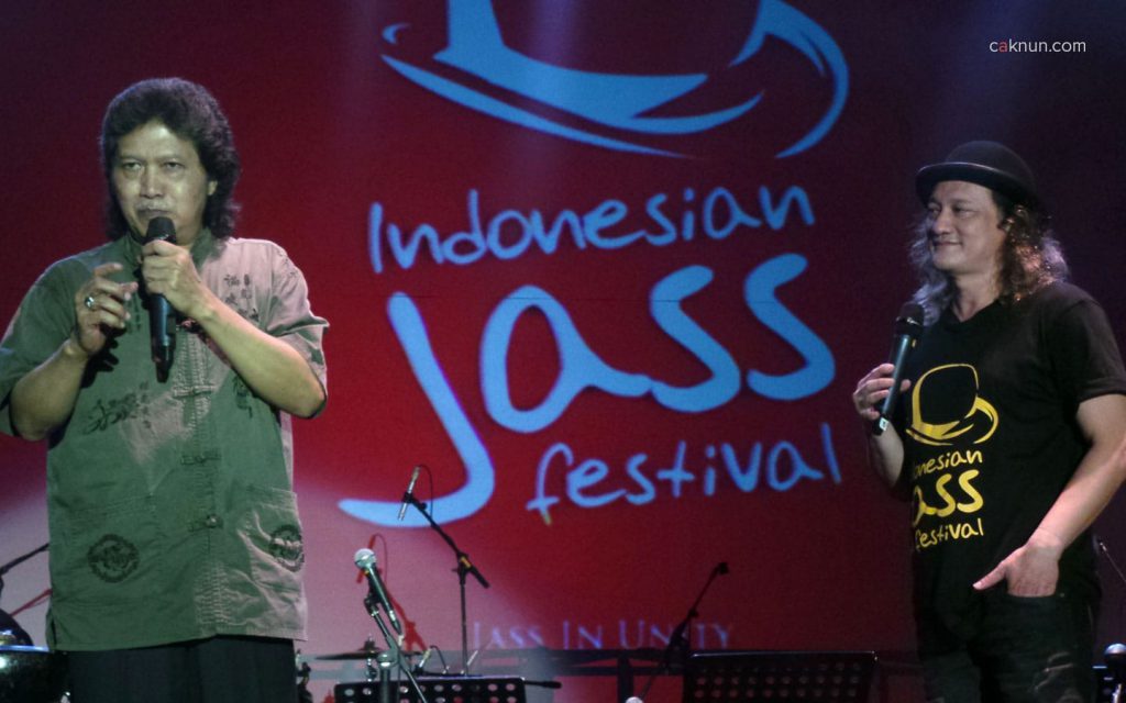 Pembukaan Indonesian Jass Festival 2013 oleh Cak Nun didampingi Beben Jazz. Foto 04. Foto oleh Adin Progress.