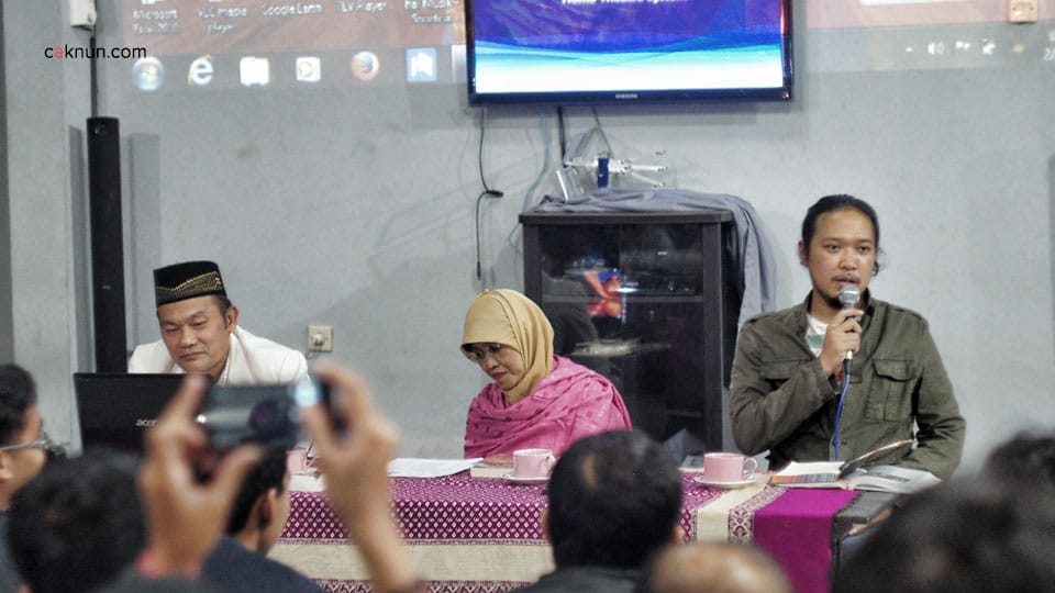 KH. Fahmi Basya dan Noe Letto dalam acara Diskusi Buku Sewelasan Perpustakaan EAN