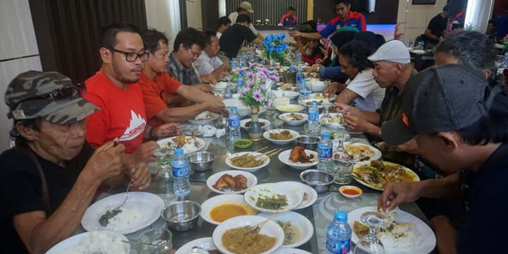 Makan Siang di Pulau Bangka