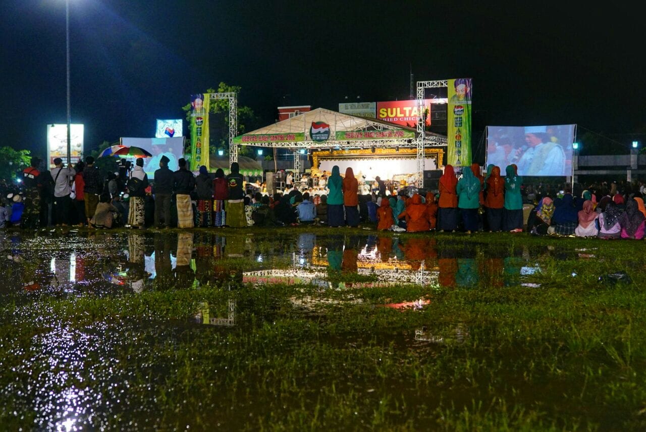 Alun-alun masih tergenang air.