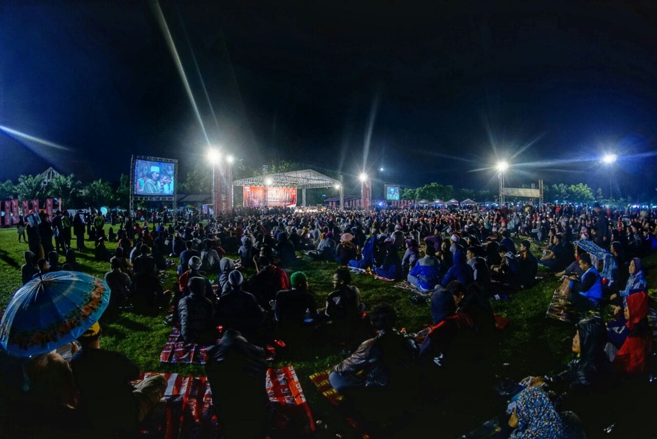 Kesetiaan teman-teman berjam-jam Maiyahan ini sungguh-sungguh Cak Nun harapkan mengundang hidayah Allah.