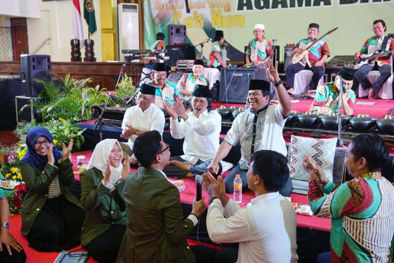 Para mahasiswa Unjani responsif tatkala mereka diminta maju untuk diajak berdialog maupun saat sesi tanya jawab.