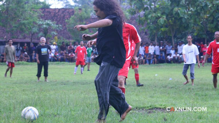 Ada tarian Samba di Brazil, dan ini tarian sepakbola ala mas Jijied