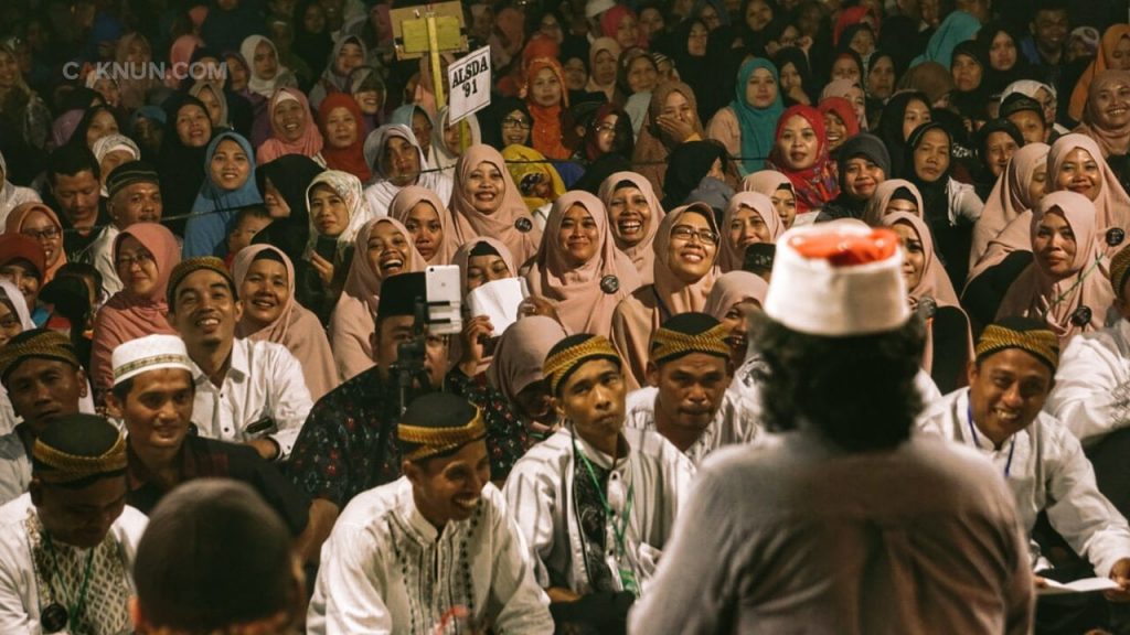 “Pijitan-pijitan” Mbah Nun membuat enjoy, ceria, dan gembira. Pikiran pun jadi terbuka.