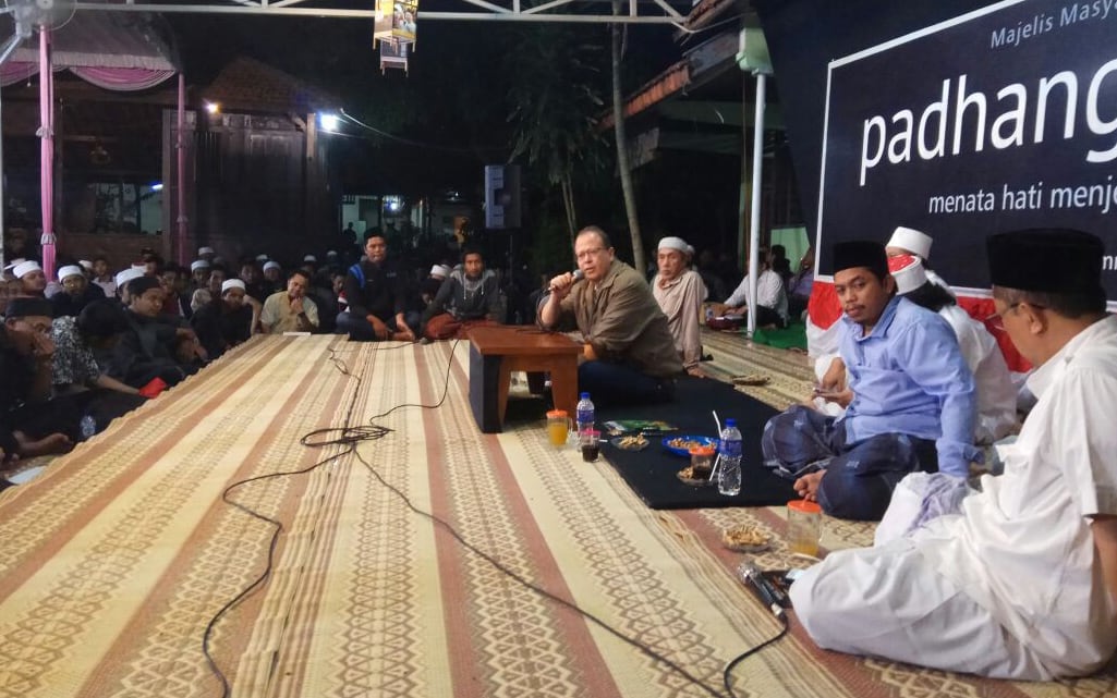 Bapak Rachmat Zulkarnaen, pelaku pemberdayaan bagi para petani, yang menikmati majelis ilmu Padhangmbulan hingga pukul tiga dinihari.