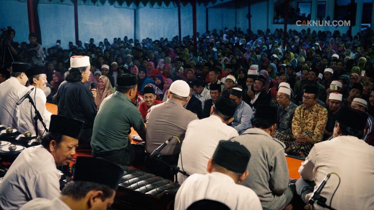 Wisuda berarti telah mencapai tahap tertentu dalam pencarian ilmu.