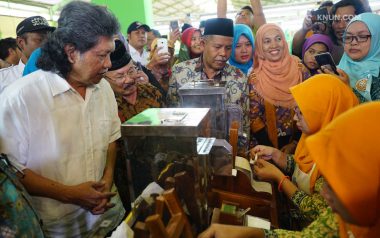 Cak Nun dan Anak-anaknya: Para Pelinting Kretek