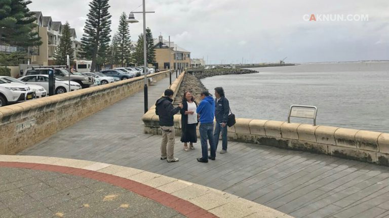 Sebatang dua batang rokok di tepi Teluk Koombana.