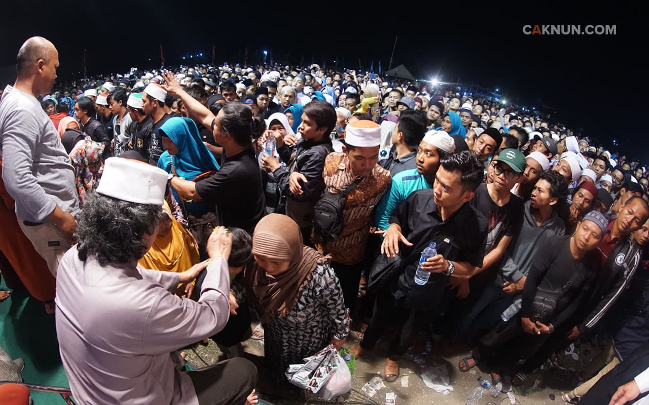 Puluhan ribu jamaah antri satu setengah jam untuk salaman dengan Mbah Nun. Foto: Adin