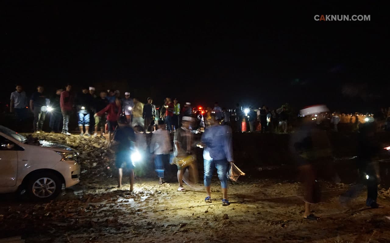 Jamaah berdatangan meski tanah sudah menjadi lumpur. Foto: Acang.