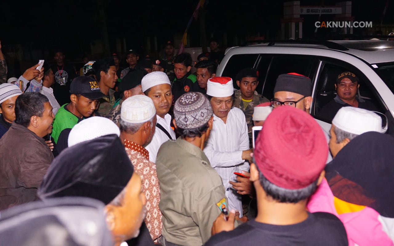 Cak Nun pun telah tiba di lokasi dan disambut masyarakat, Pak Lurah, Panitia, serta para sesepuh desa.