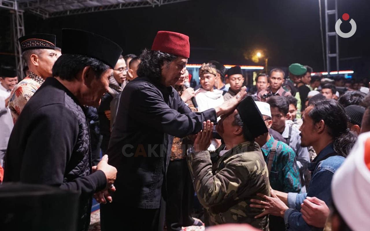 Cak Nun "menyuwuk" anggota Banser NU saat Sinau Bareng Mbah Nun dan KiaiKanjeng di Banjarnegara, Agustus 2018.