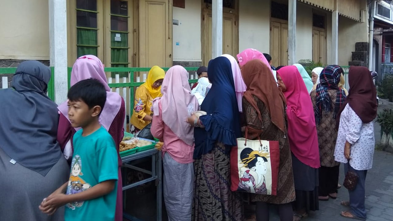 Lorong kampung Kauman Yogyakarta yang menjadi pasar pada waktu tertentu