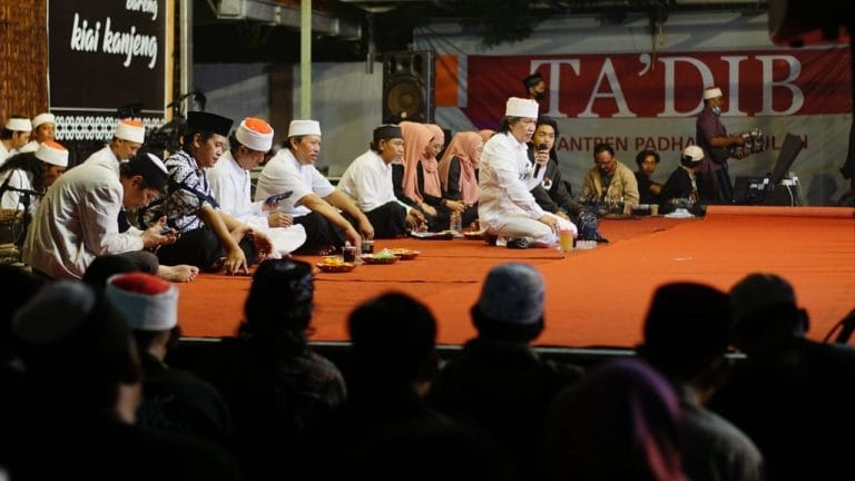 Mbah Nun Menemani Kita Menemukan Jalan Keluar