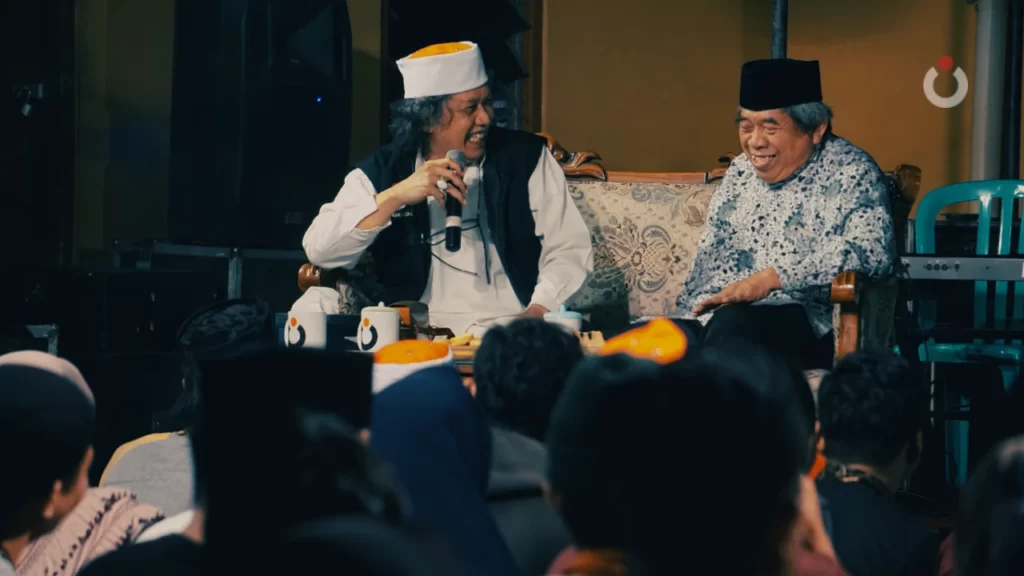 Cak Nun (Mbah Nun) dan Mustofa W. Hasyim di Mocopat Syafaat Yogyakarta edisi Juli 2022.