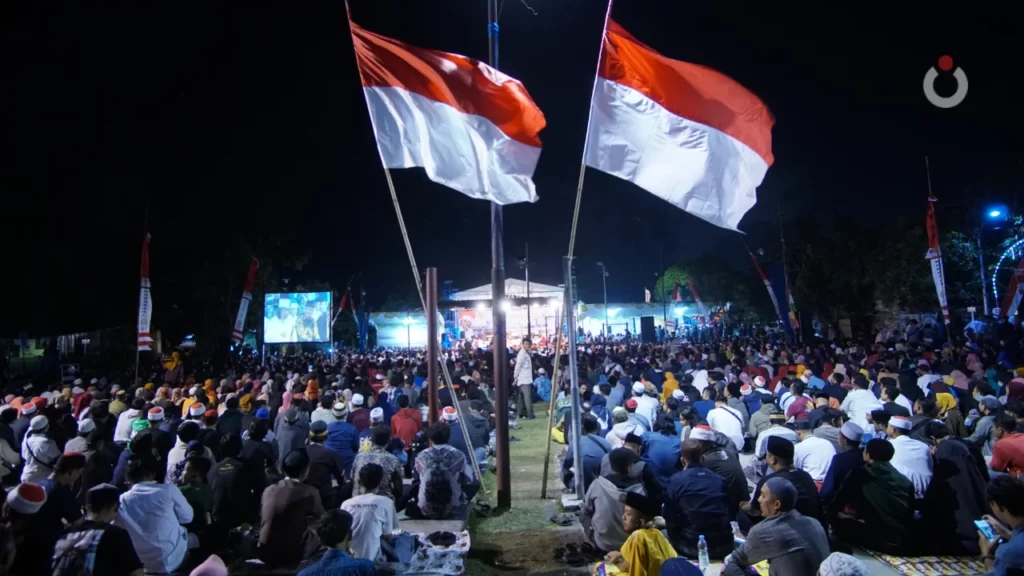 Kebersamaan TNI AL dengan masyarakat dan jamaah Maiyah yang hadir.