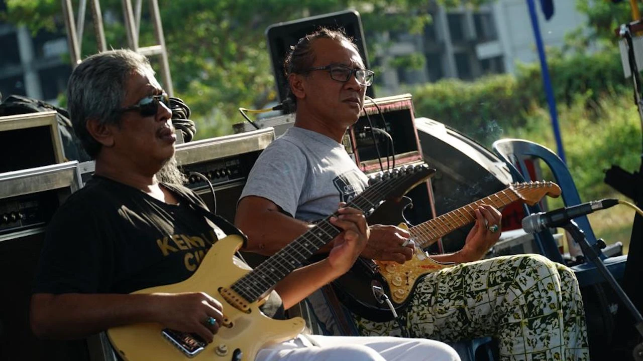 Patub Letto dan Joko SP, sound check sebelum acara Sinau Bareng Cak Nun dan KiaiKanjeng di Tambak Oso, Sidoarjo.