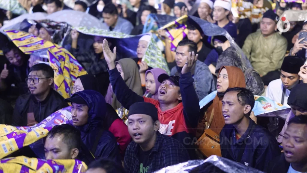 Tetap syahdu walau hujan. Sinau Bareng Cak Nun KiaiKanjeng, Full Moon di Alun-alun Bojonegoro.